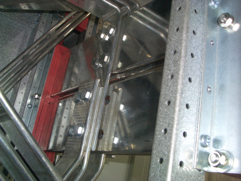 分支排主母排采用绝缘子、母线夹固定