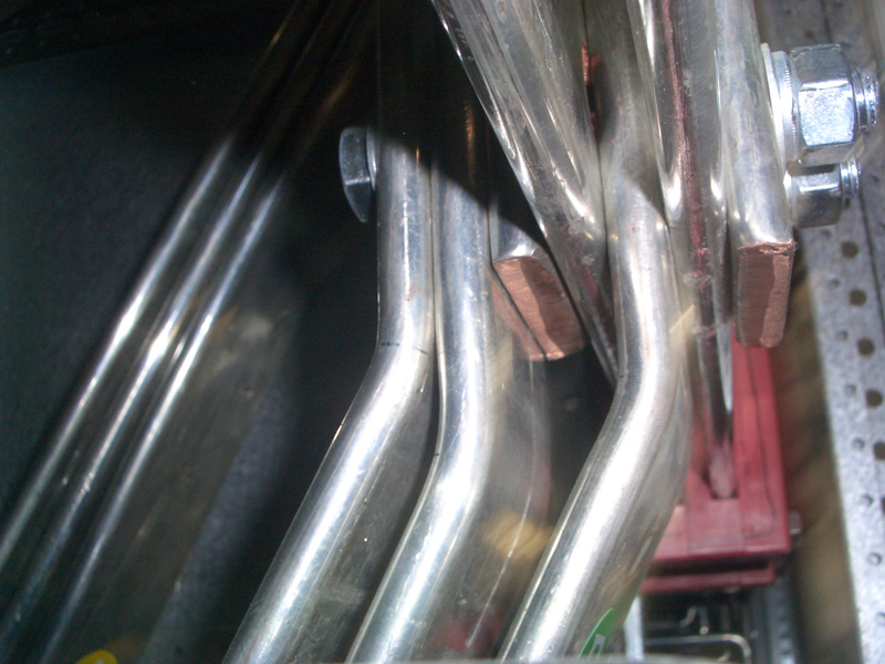 铜排之间加垫块，便于散热